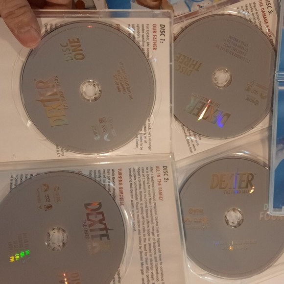 Dexter Seasons 1-3 DVDs and Bonus Disc Dexter Panel from Comic-Con - Picture 9 of 11